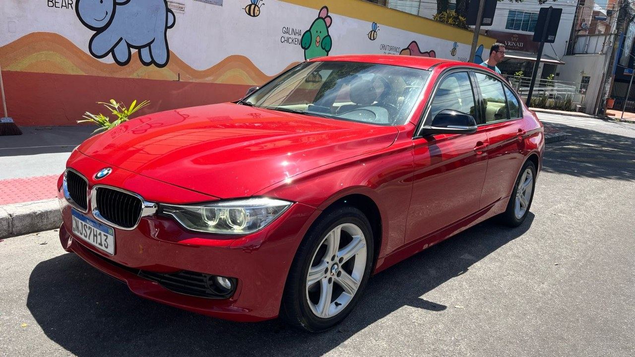 BMW 316 vermelha interior caramelo
