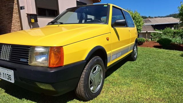 Uno 1.5R Amarelo